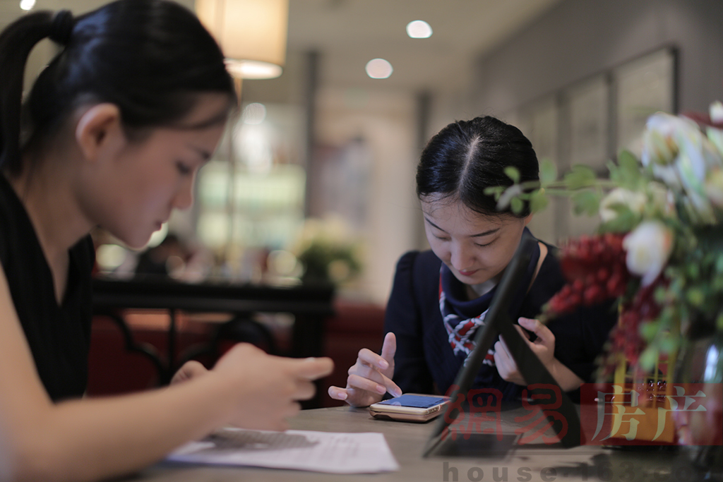 早会结束后,李丽马上开启call客模式."你一天需要打几通电话?