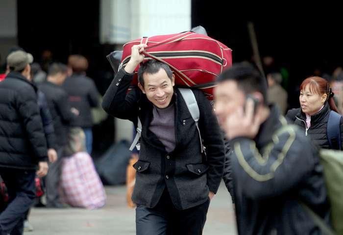 新春临近 回乡路上的行人